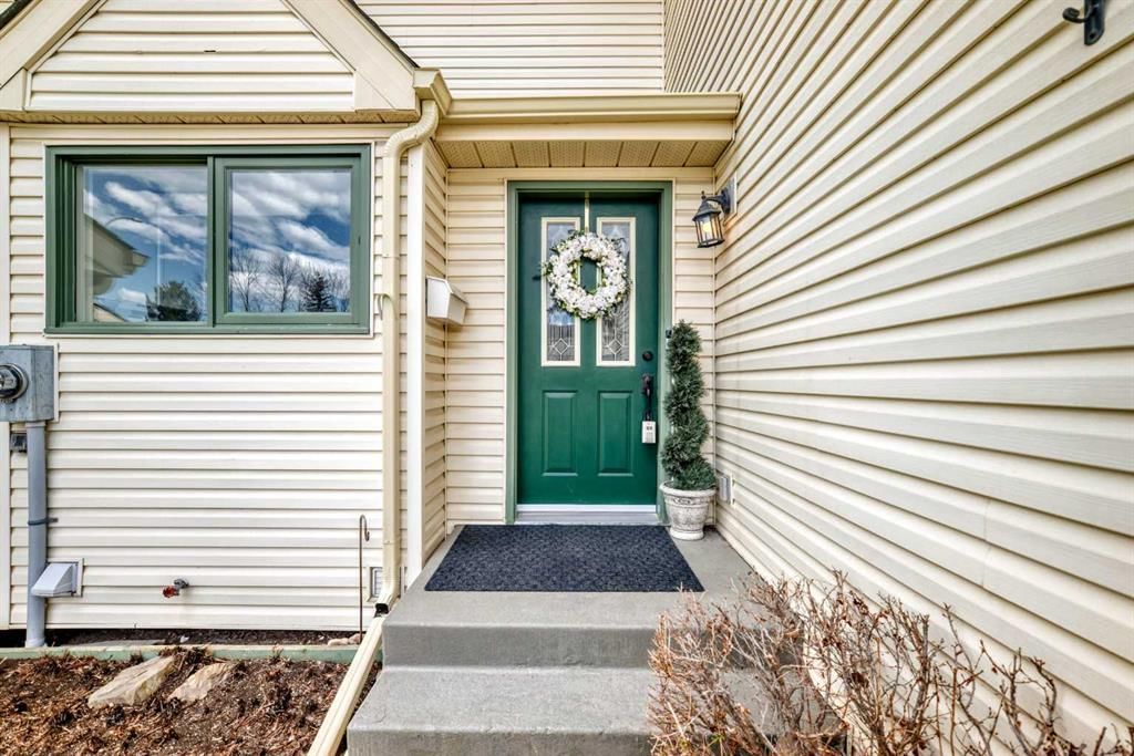 305 Sandringham Road NW, Calgary — photo 2 of 41