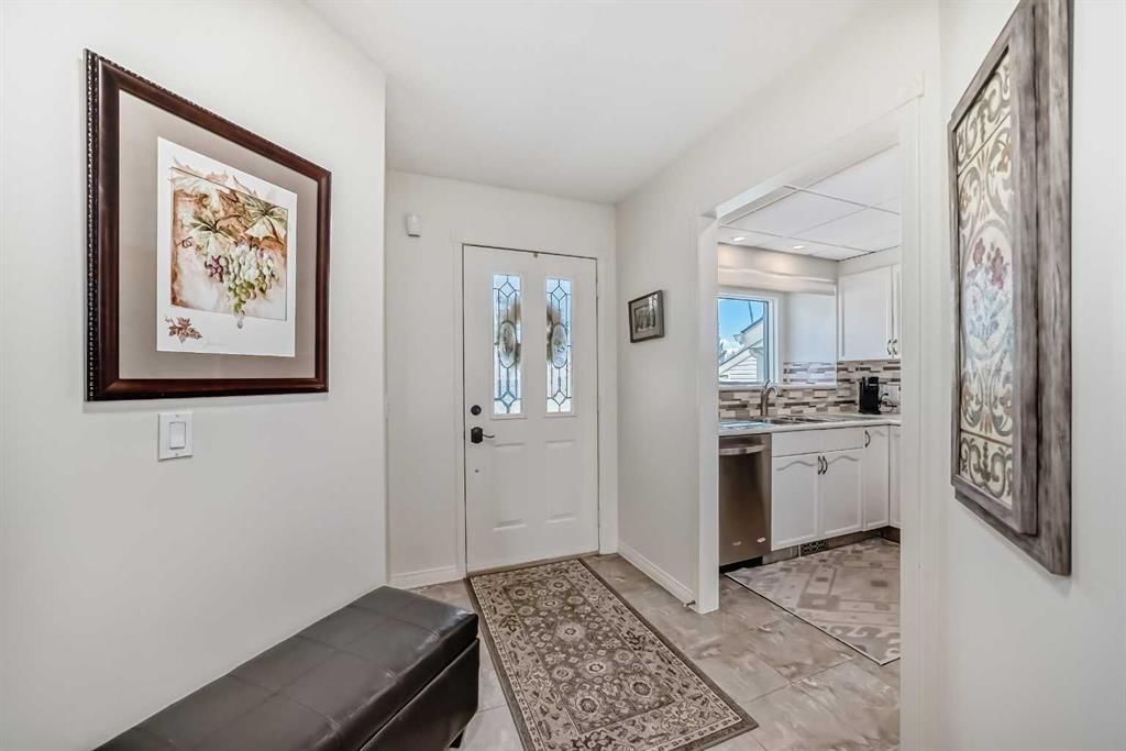 305 Sandringham Road NW, Calgary — photo 3 of 41