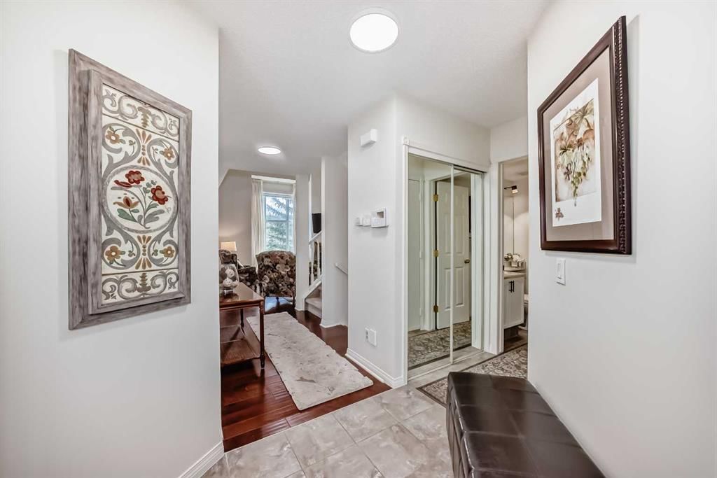 305 Sandringham Road NW, Calgary — photo 4 of 41