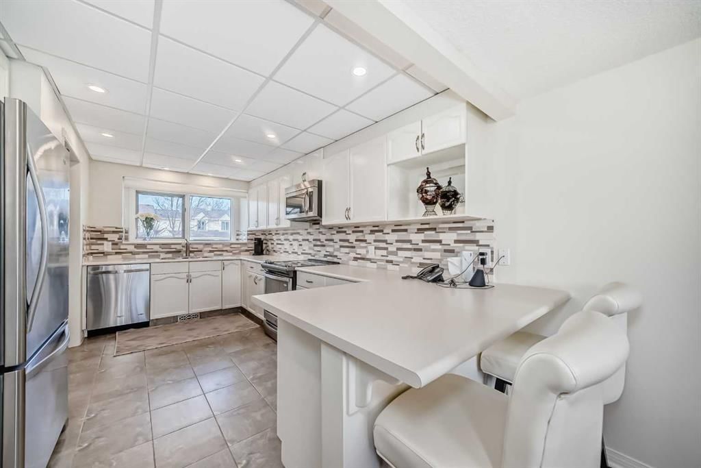 305 Sandringham Road NW, Calgary — photo 5 of 41