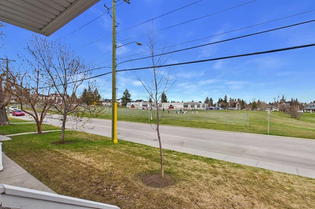 584 Killarney Glen Court SW, Calgary — photo 3 of 36