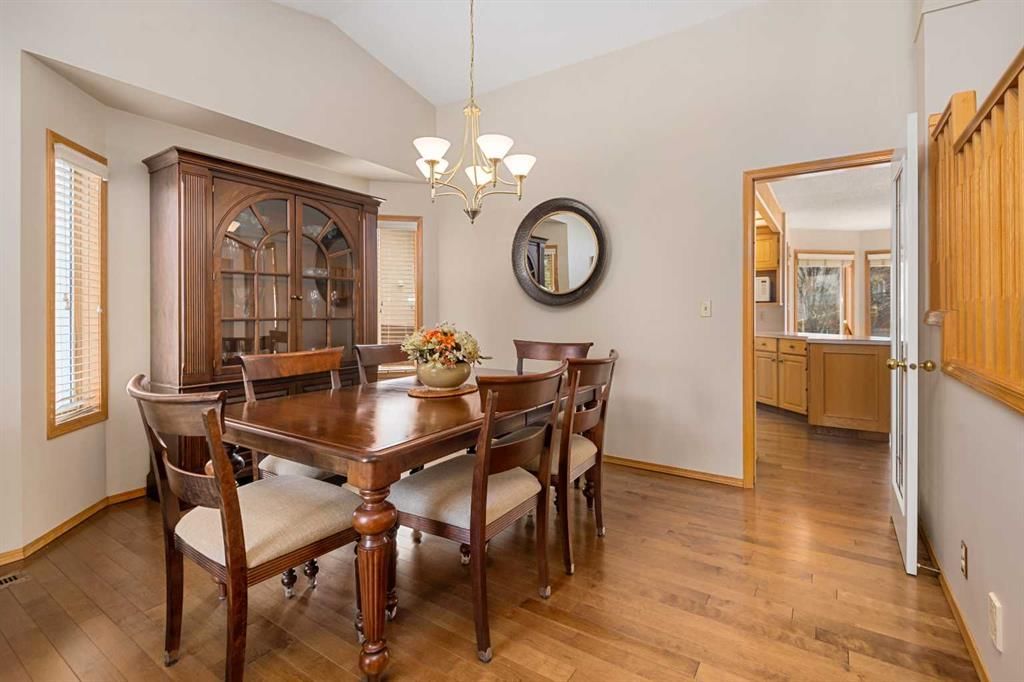 27 Hawkstone Close NW, Calgary — photo 5 of 46