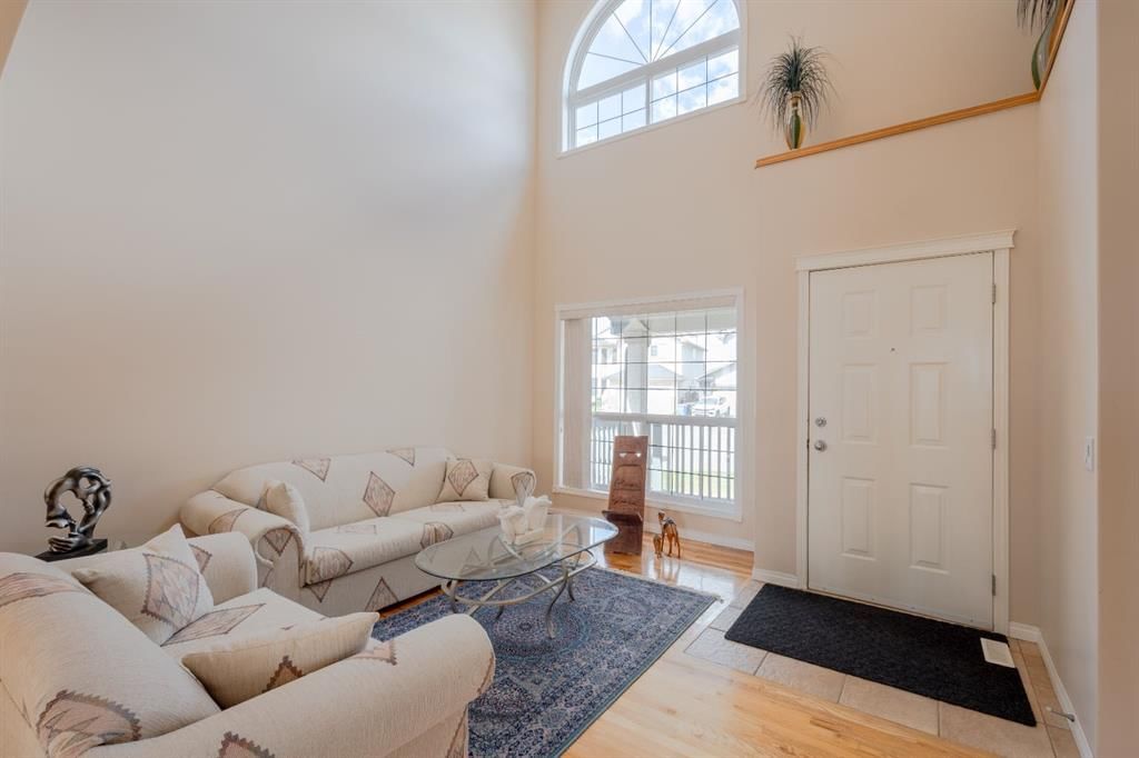 37 Royal Birch Close NW, Calgary — photo 4 of 41