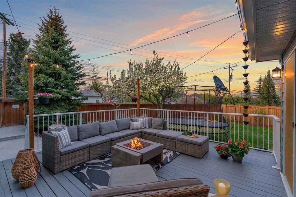 37 Highwood Place NW, Calgary — photo 5 of 50