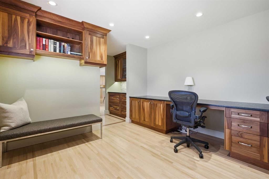 7315 Kelsey Place SW, Calgary — photo 5 of 50