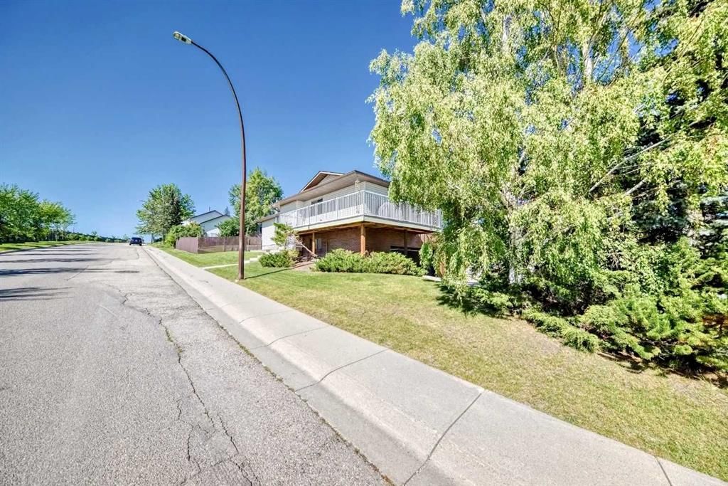 131 Ranchlands Court NW, Calgary — photo 4 of 46
