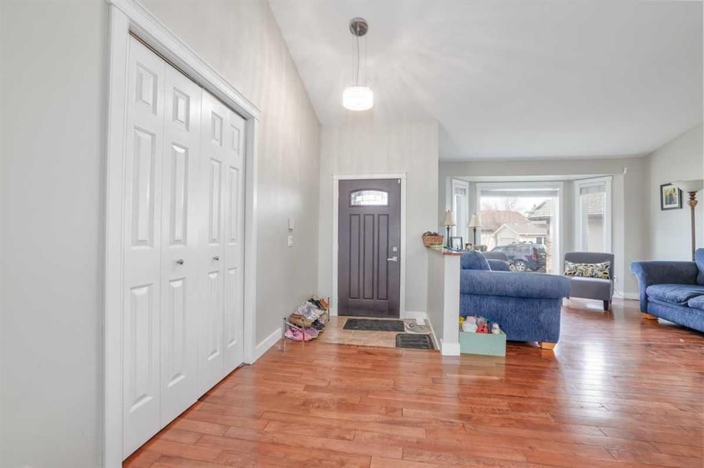 228 Wood Valley Bay SW, Calgary — photo 5 of 43