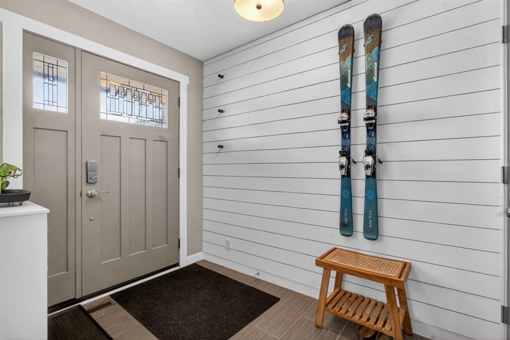 7925 47 Avenue NW, Calgary — photo 5 of 46