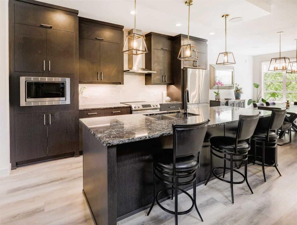 4520B 17 Avenue NW, Calgary — main listing photo