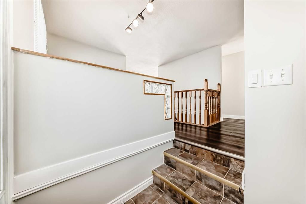 2831 63 Avenue SW, Calgary — photo 4 of 50