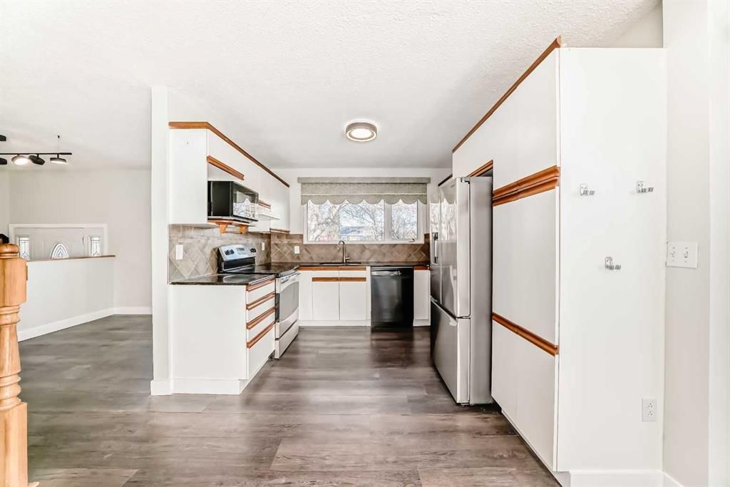 2831 63 Avenue SW, Calgary — photo 5 of 50
