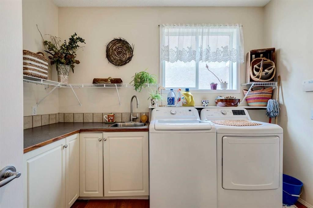 40 Springbank Bay SW, Calgary — photo 5 of 49