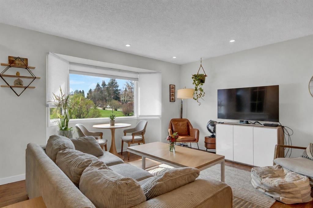 2728 45 Street SW, Calgary — photo 3 of 34