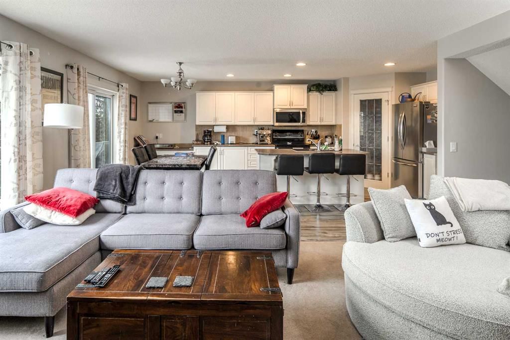 4 Springbank Bay SW, Calgary — photo 2 of 42