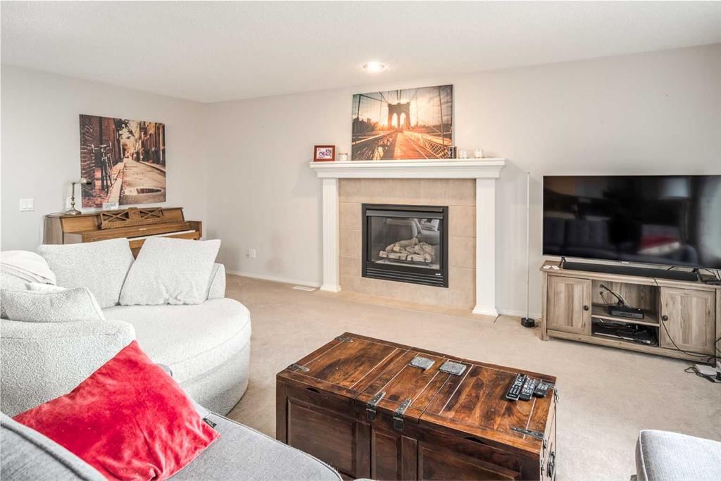 4 Springbank Bay SW, Calgary — photo 4 of 42