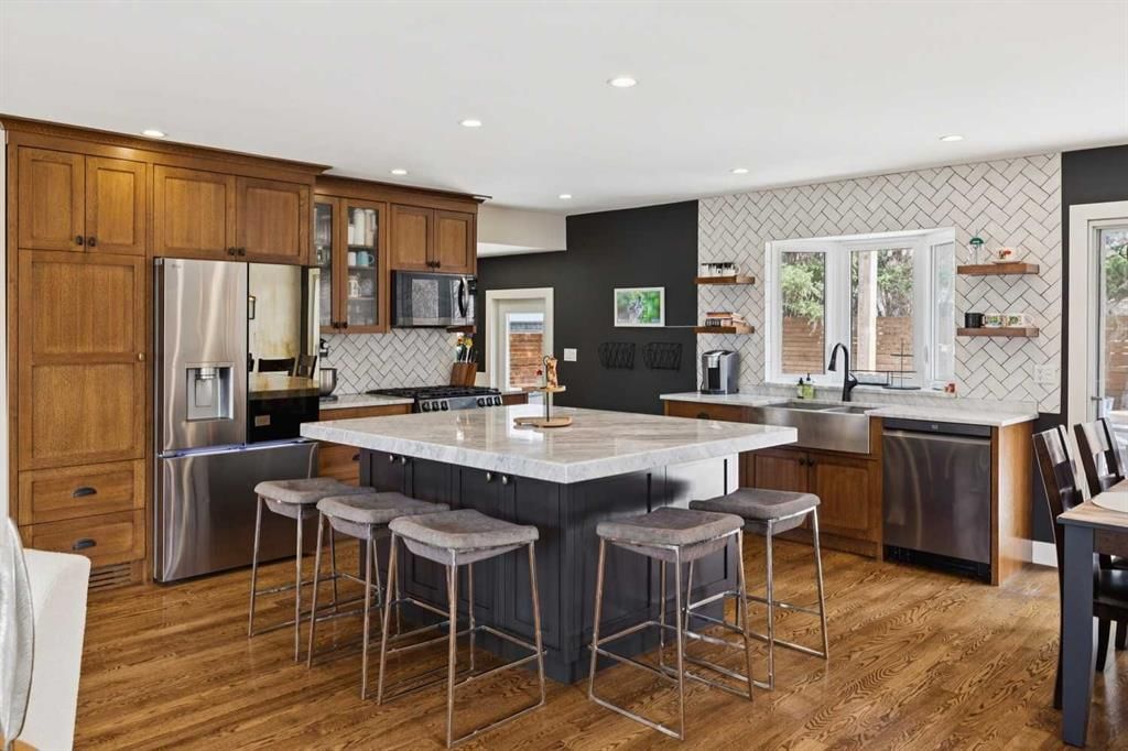 28 Calandar Road NW, Calgary — photo 4 of 50