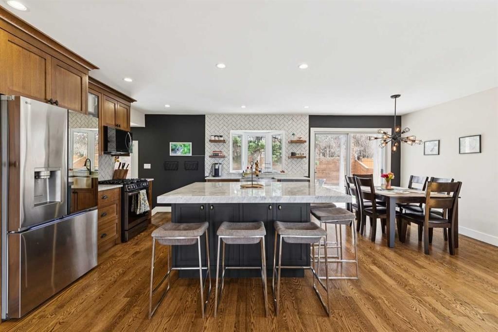 28 Calandar Road NW, Calgary — photo 5 of 50