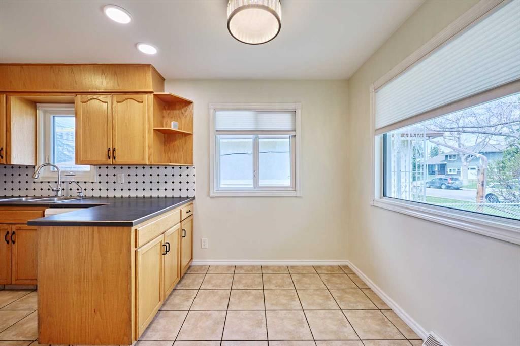 2733 Brecken Road NW, Calgary — photo 5 of 50