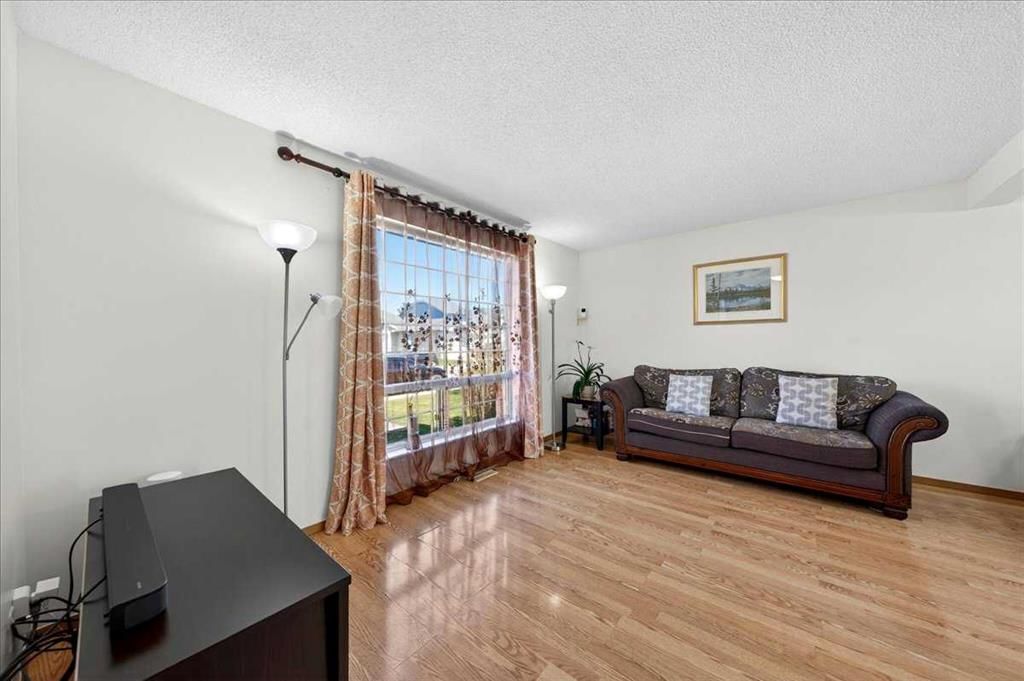 124 Martinwood Court NE, Calgary — photo 3 of 27
