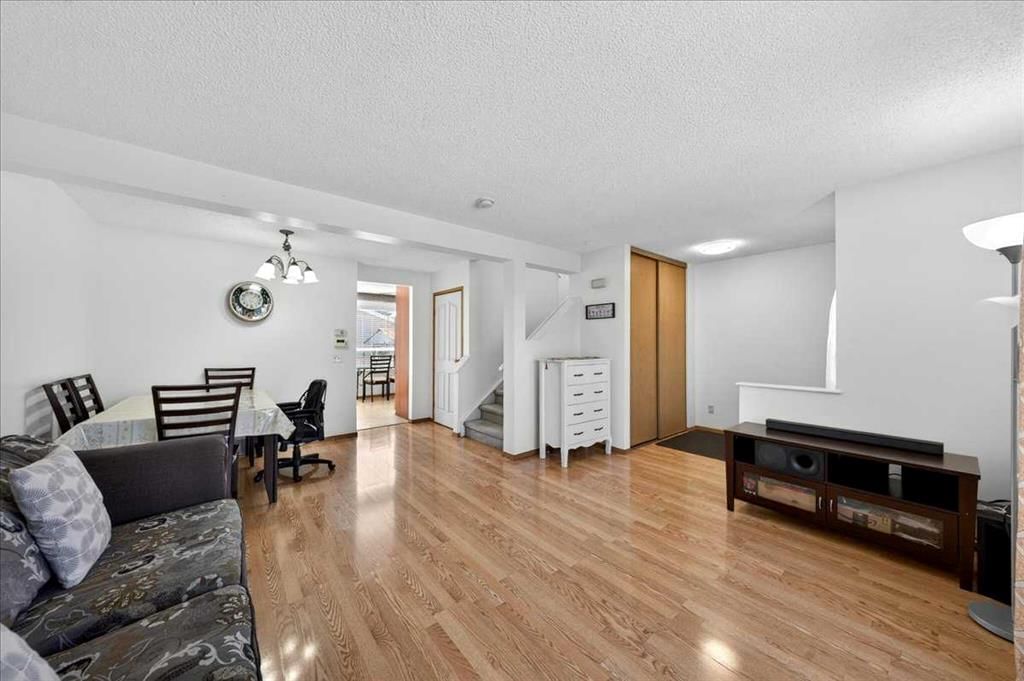 124 Martinwood Court NE, Calgary — photo 4 of 27