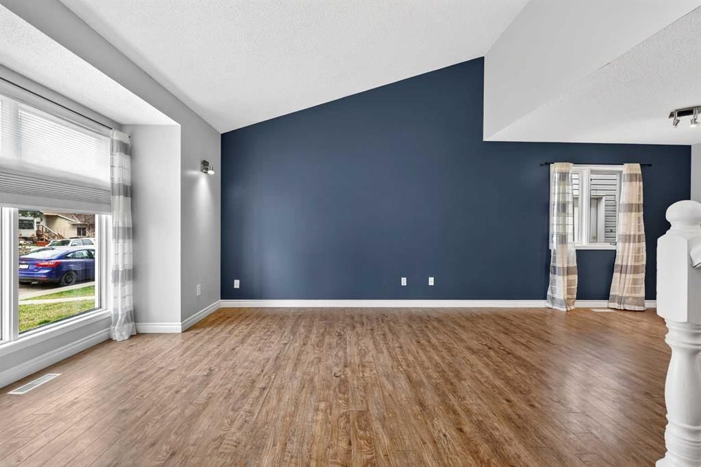 32 Millrise Crescent SW, Calgary — photo 3 of 50