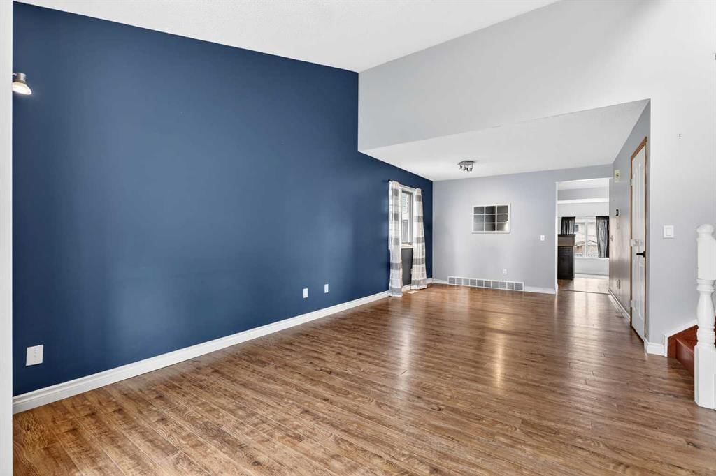 32 Millrise Crescent SW, Calgary — photo 4 of 50