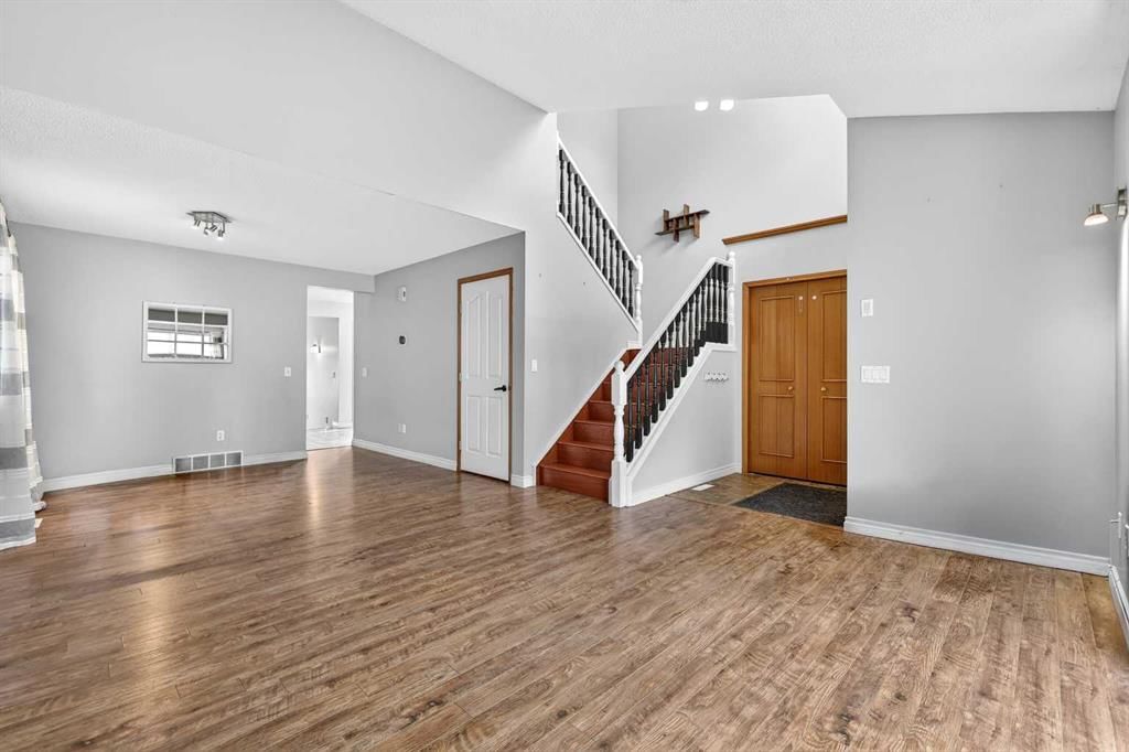32 Millrise Crescent SW, Calgary — photo 5 of 50