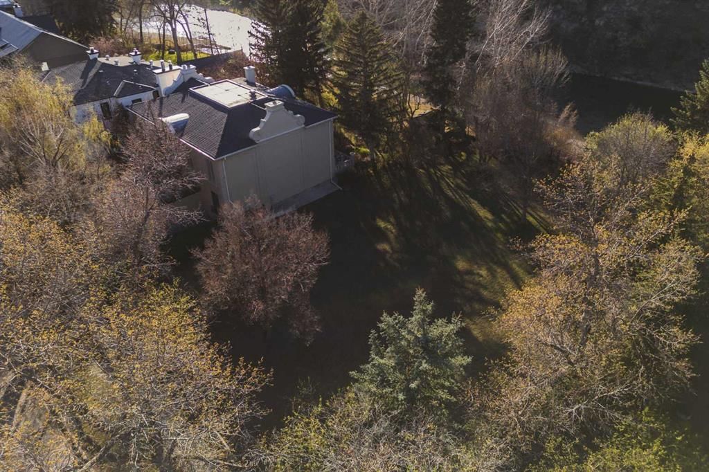 1302 Riverdale Avenue SW, Calgary — photo 4 of 10