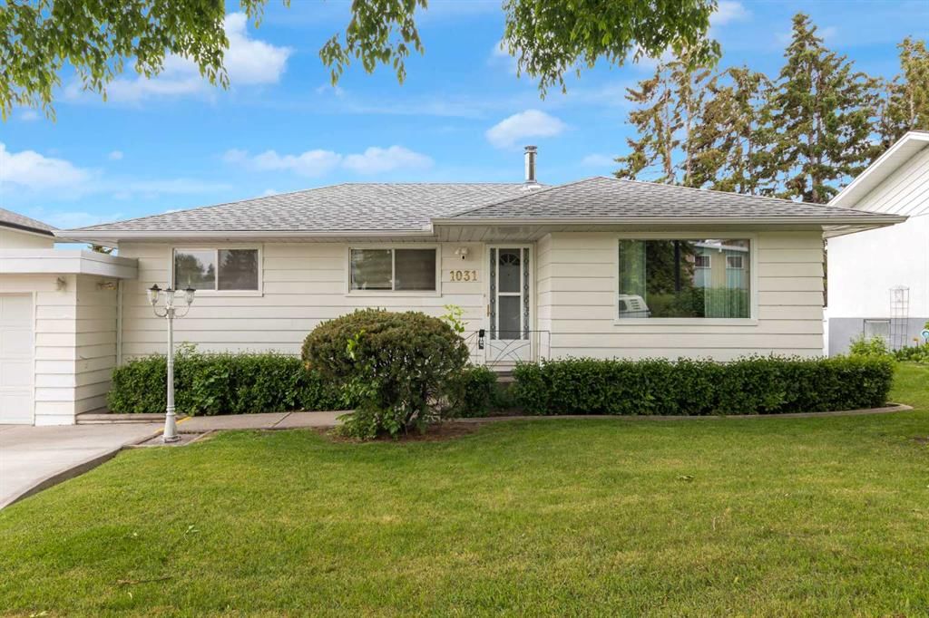 1031 Thorneycroft Drive NW, Calgary — photo 2 of 43