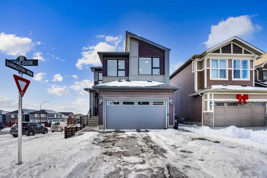 210 Lucas Close NW, Calgary — main listing photo