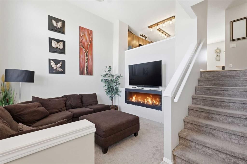 270 Elgin Way SE, Calgary — photo 5 of 36