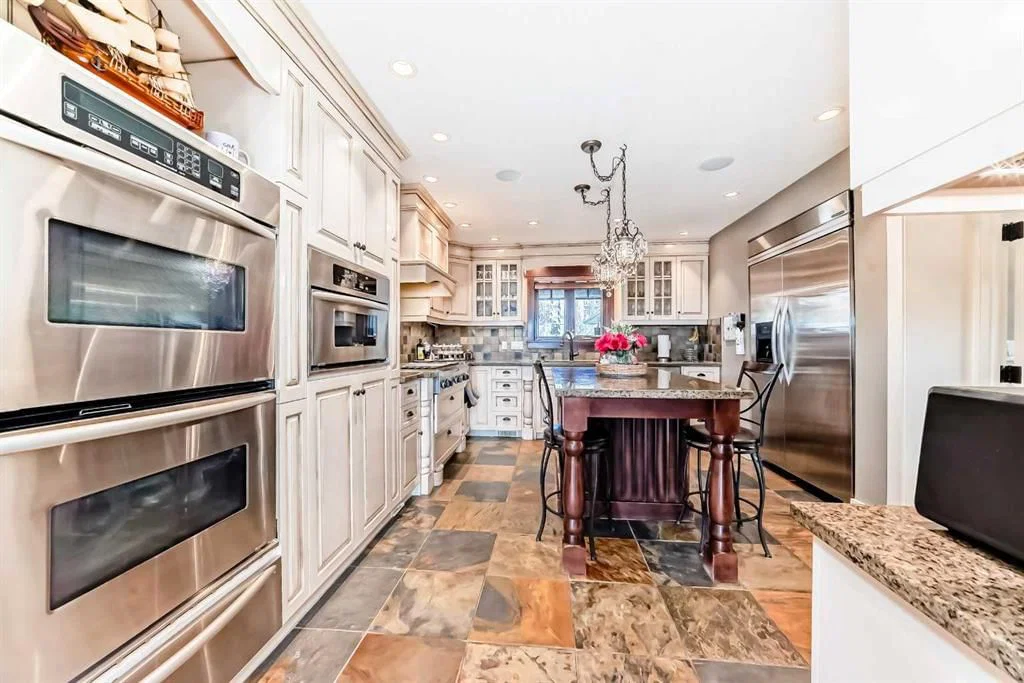 10909 Eamon Road NW, Calgary — photo 3 of 50