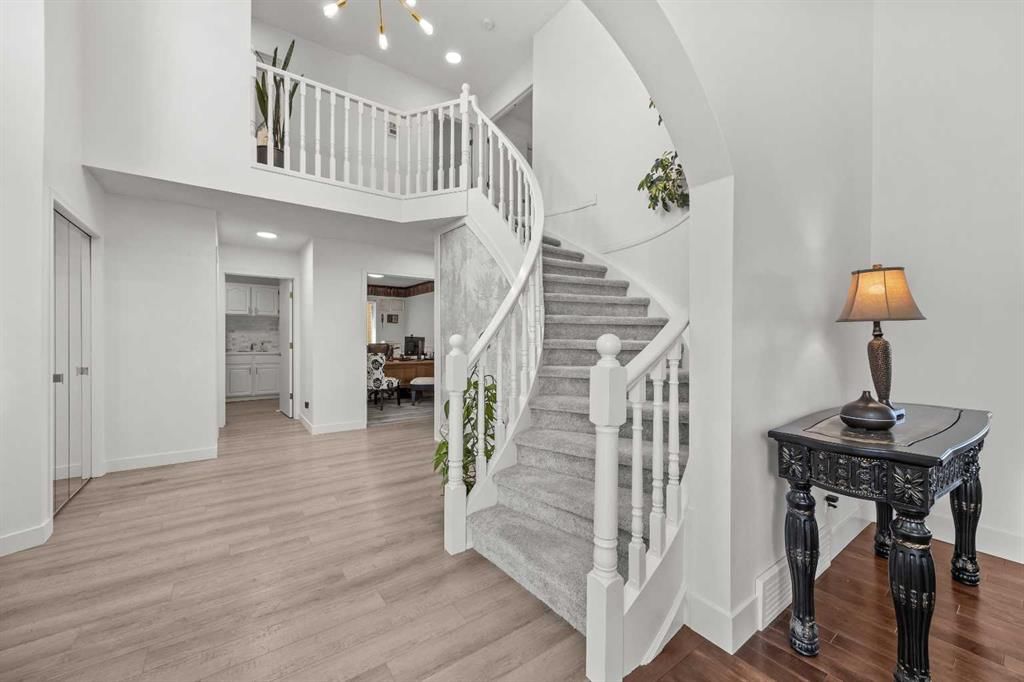 1360 Shawnee Road SW, Calgary — photo 5 of 49