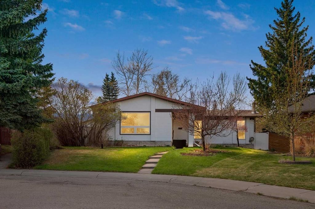 740 Canfield Place SW, Calgary — main listing photo