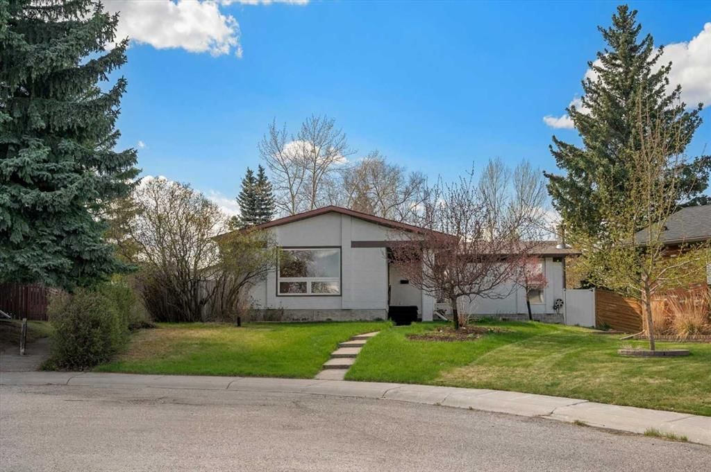 740 Canfield Place SW, Calgary — photo 2 of 46