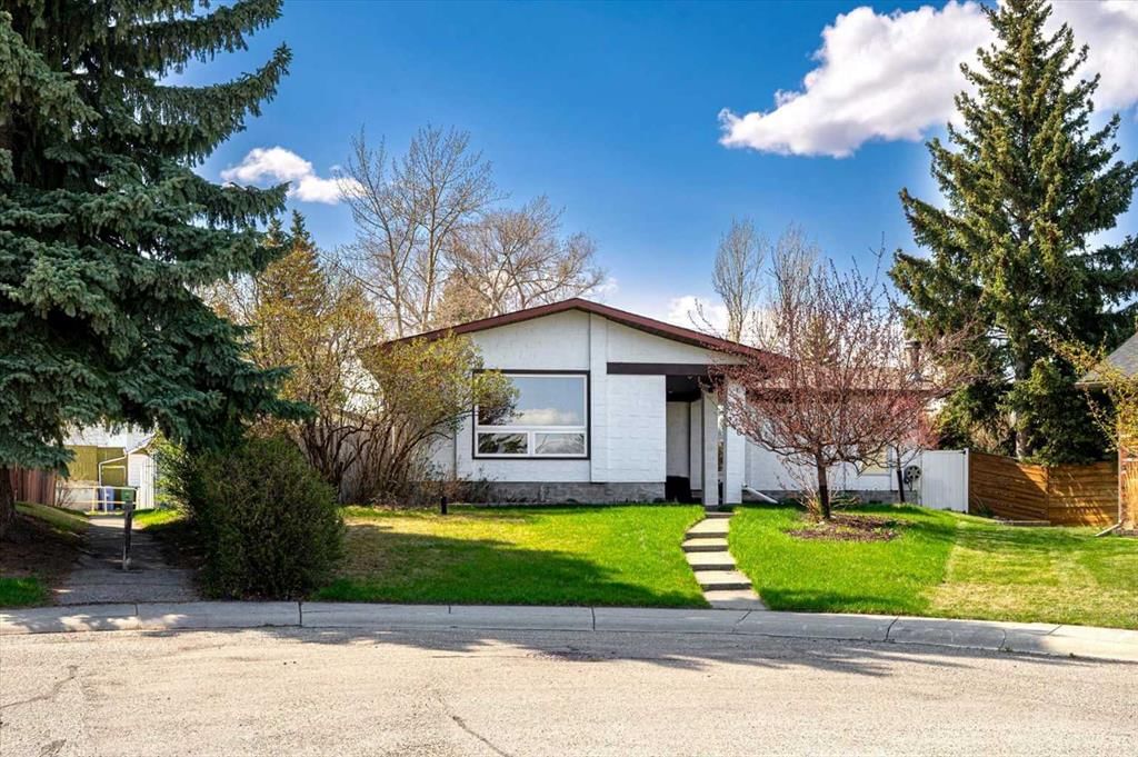 740 Canfield Place SW, Calgary — photo 3 of 46