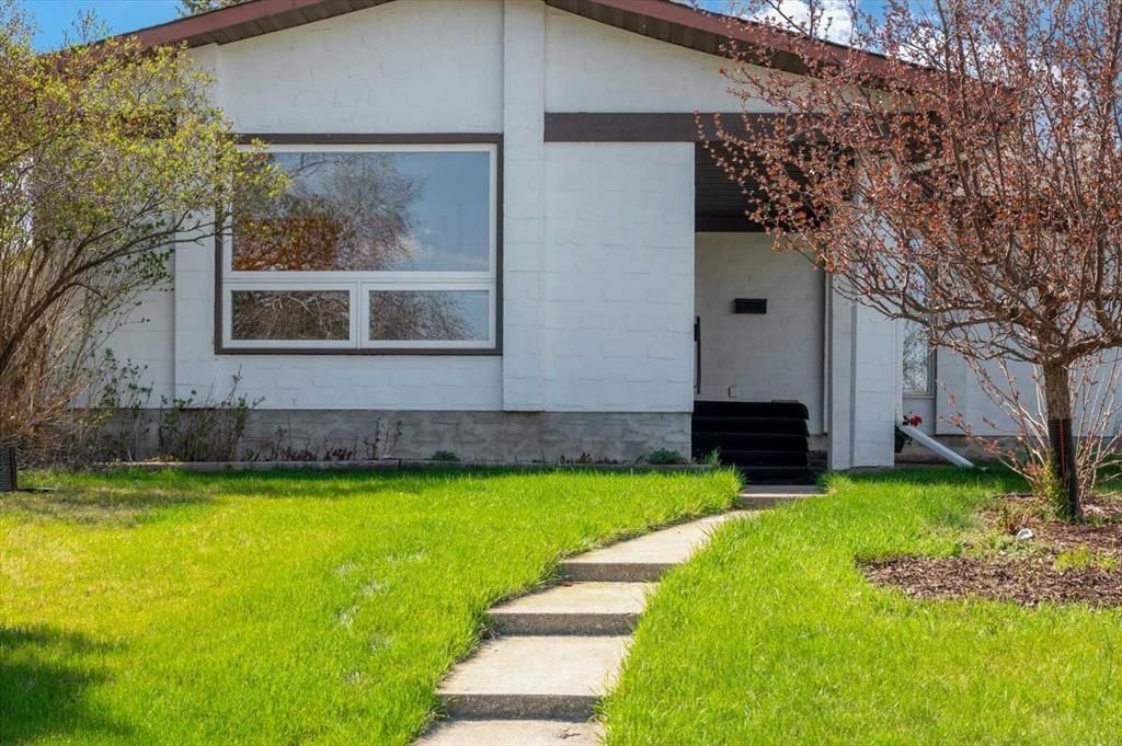 740 Canfield Place SW, Calgary — photo 4 of 46