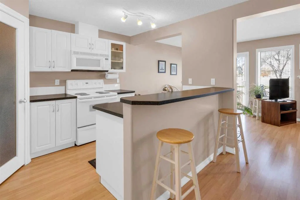 27 Royal Birch Mount NW, Calgary — photo 2 of 38