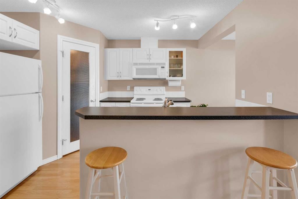 27 Royal Birch Mount NW, Calgary — photo 3 of 38
