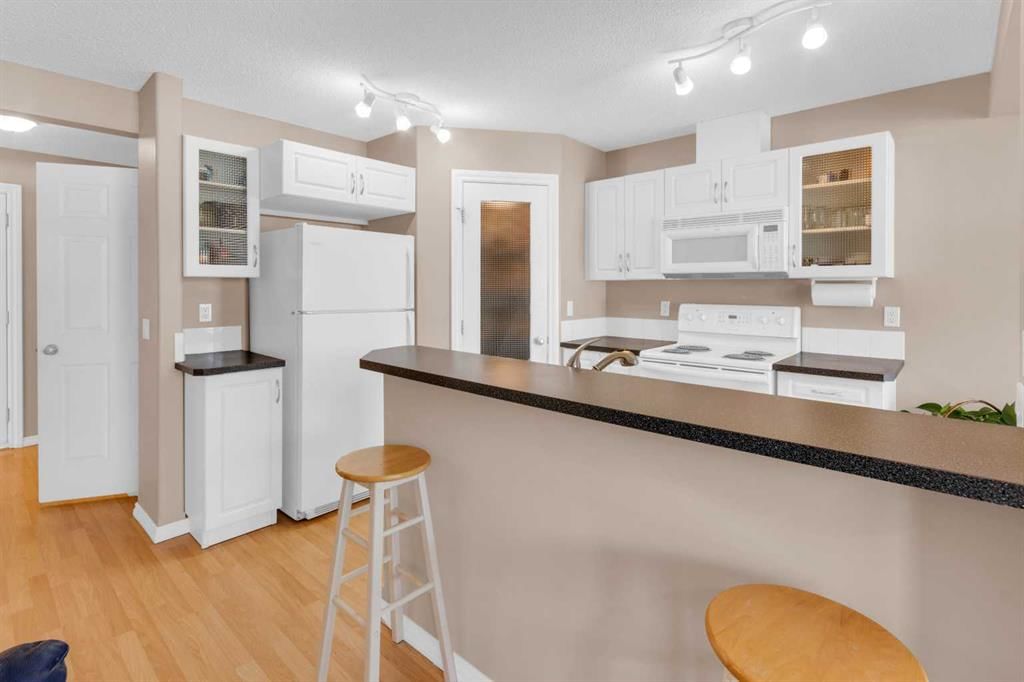 27 Royal Birch Mount NW, Calgary — photo 4 of 38