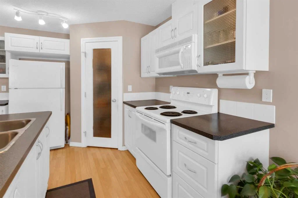 27 Royal Birch Mount NW, Calgary — photo 5 of 38