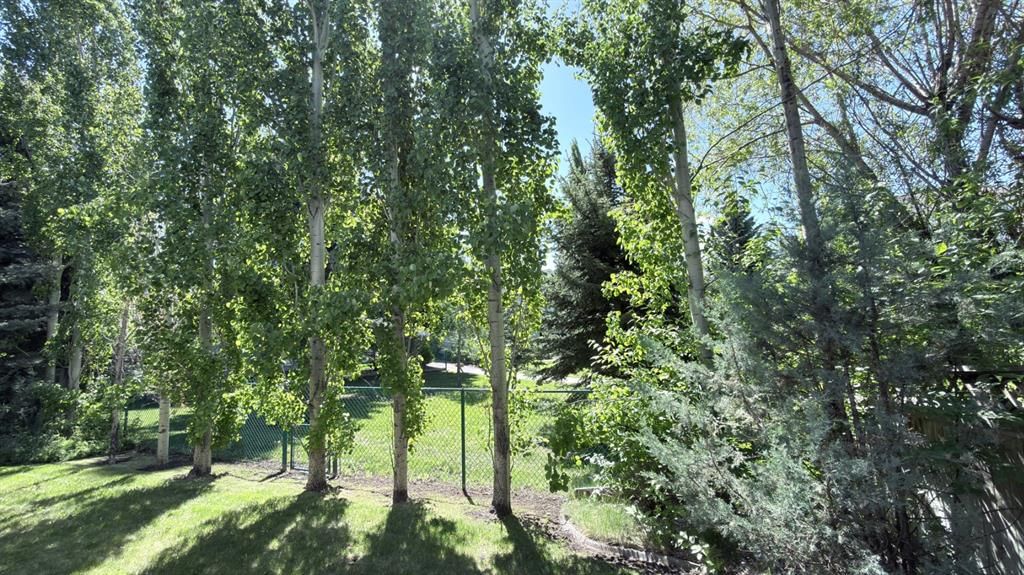 117 Woodpark Close SW, Calgary — photo 3 of 44