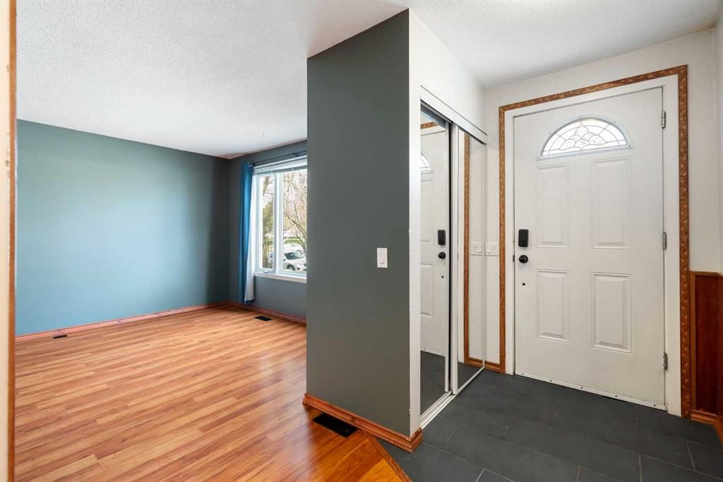 3226 Dover Crescent SE, Calgary — photo 5 of 48