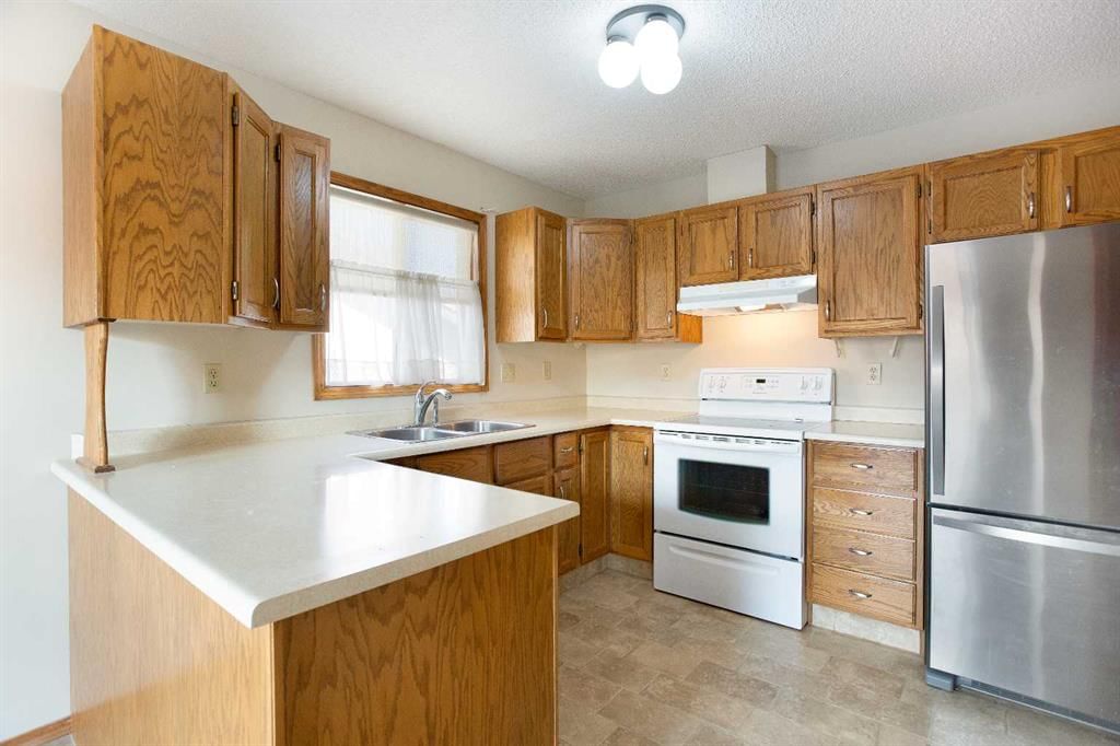 8, 118 Strathcona Road SW, Calgary — photo 5 of 18