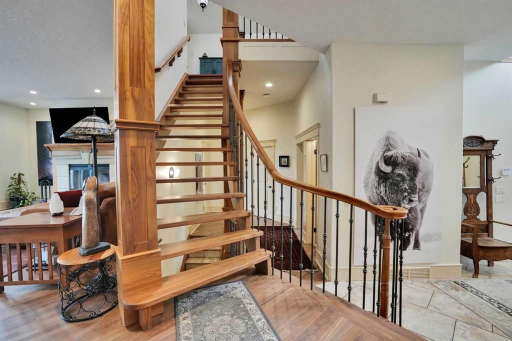 5107 Carney Road NW, Calgary — photo 3 of 23
