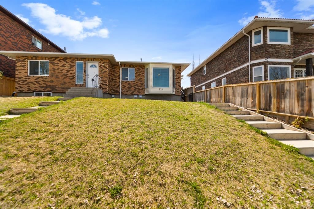 213 25 Avenue NE, Calgary — photo 2 of 35
