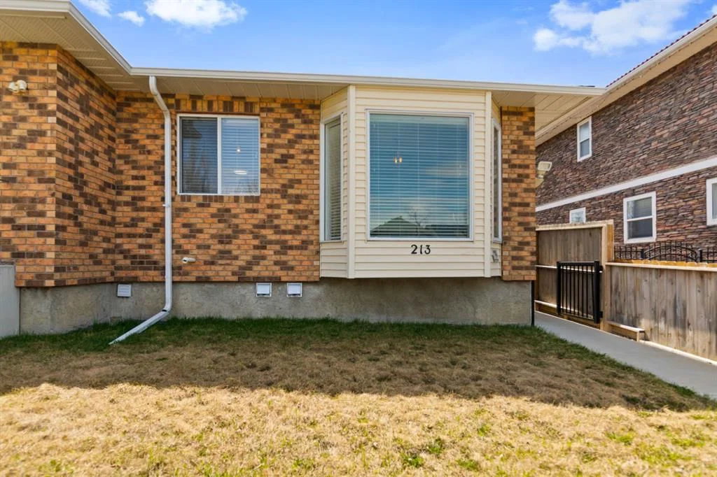 213 25 Avenue NE, Calgary — photo 3 of 35