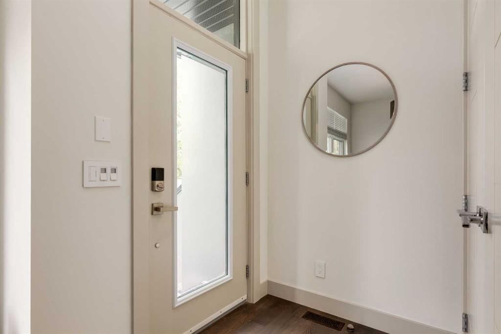 1, 1523 28 Avenue SW, Calgary — photo 3 of 40