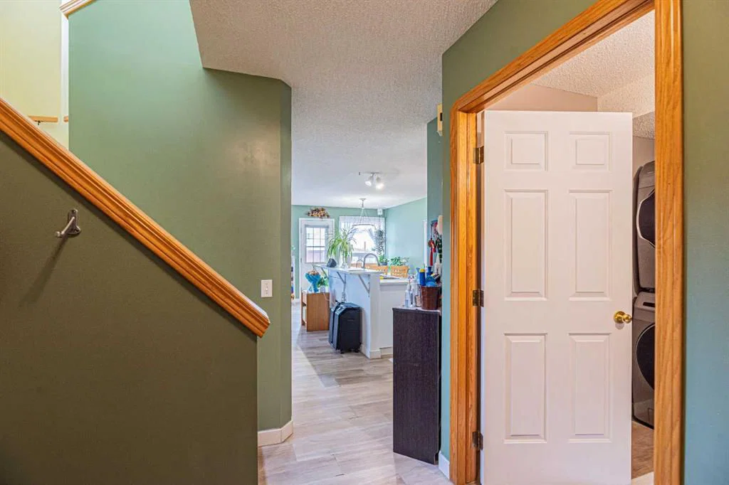 18 Coral Springs Circle NE, Calgary — photo 4 of 42