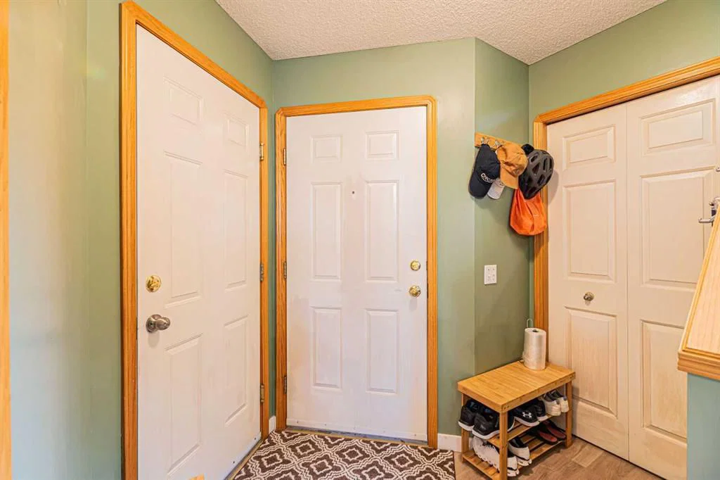 18 Coral Springs Circle NE, Calgary — photo 5 of 42